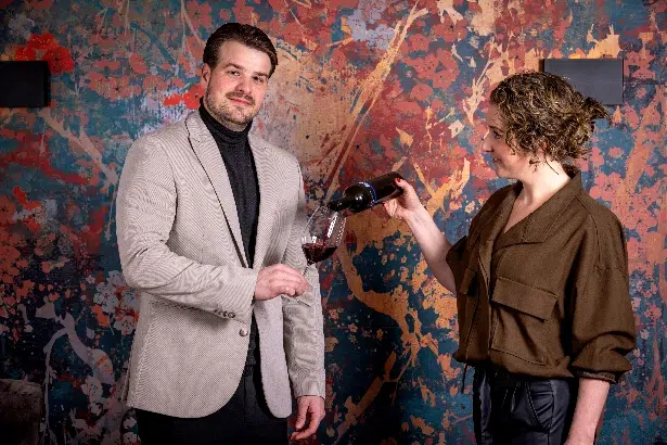 Afbeelding van wijn inschenken van restaurant De Burgemeester