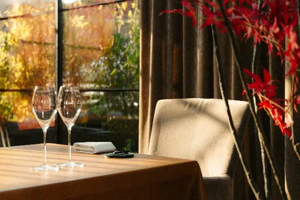 AFbeelding van tafel en stoel en wijnglazen van restaurant De Burgemeester