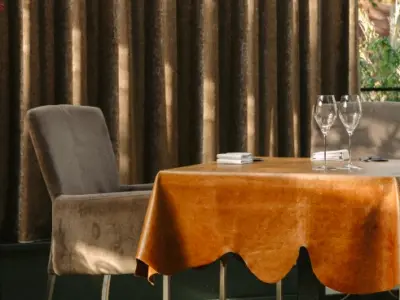 Afbeelding van tafel en stoel van restaurant De Burgemeester