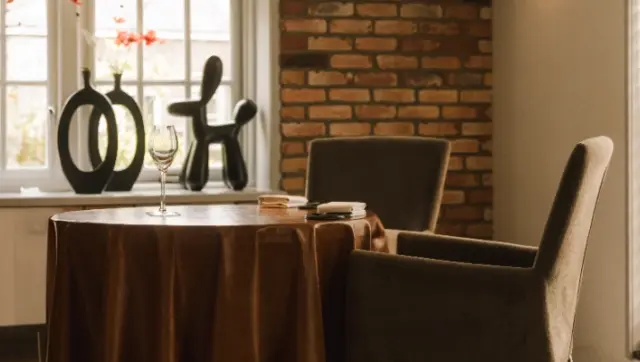 Afbeelding van tafel en stoelen van restaurant De Burgemeester