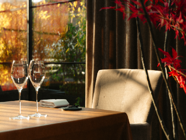 Afbeelding tafel en stoel restaurant De Burgemeester