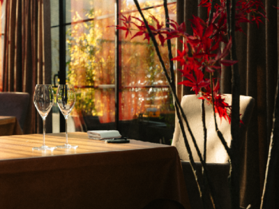 Afbeelding tafel en stoel restaurant De Burgemeester