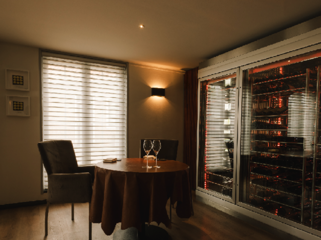 Afbeelding tafel en stoel restaurant De Burgemeester