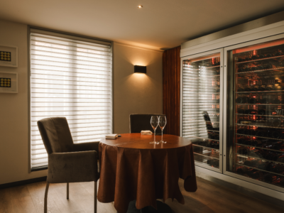 Afbeelding tafel en stoel restaurant De Burgemeester