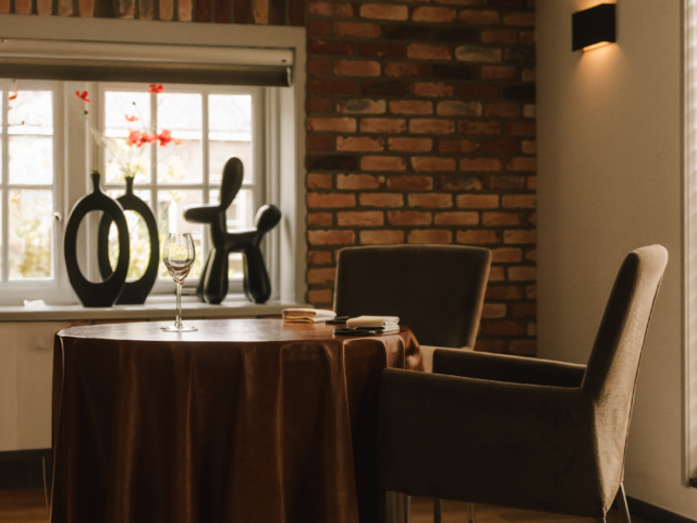 Afbeelding tafel en stoel restaurant De Burgemeester