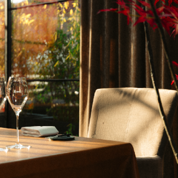 Afbeelding tafel en stoel restaurant De Burgemeester