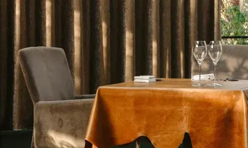 Afbeelding van tafel en stoel van restaurant De Burgemeester