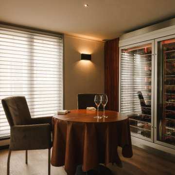 Afbeelding tafel en stoel restaurant De Burgemeester